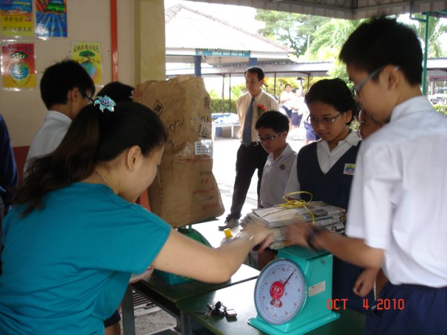 Sebahagian aktiviti pengumpulan barang kitar semula di Sekolah Rendah True Light Kg Juru pada 4-10-2010